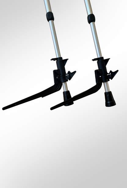 Unterer Bereich zweier Unterarmgehstützen, die mit zwei KrückenBuddys frei im Raum stehen ohne umzufallen