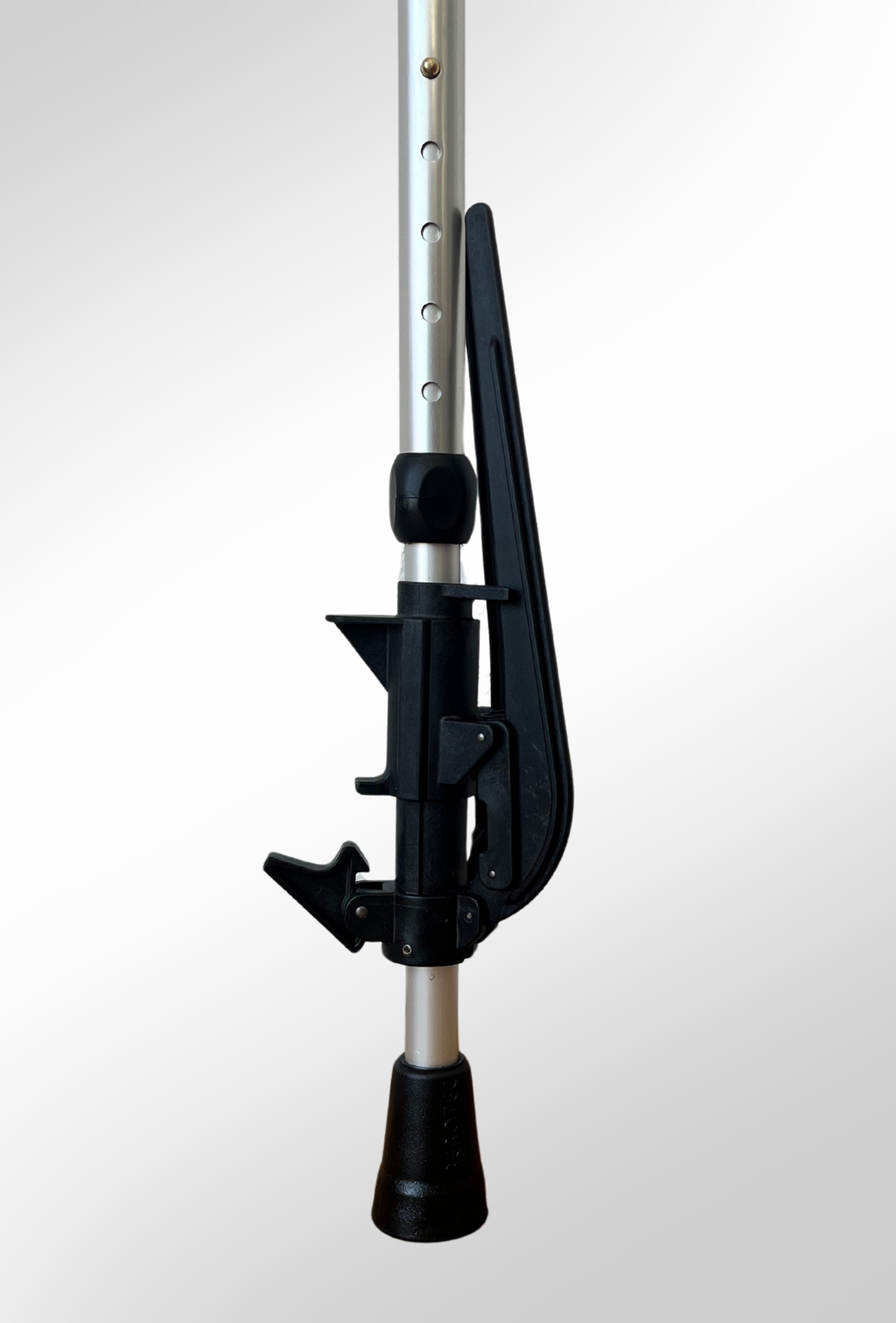 KrückenBuddy Krückenstütze eingeklappt an einer Krücke