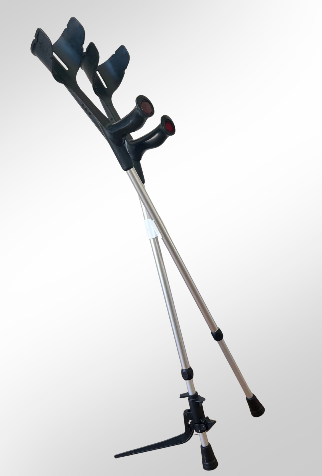 Zwei Krücken stehen frei im Raum dank der patentierten Krückenstütze KrückenBuddy und der Krückenklemme