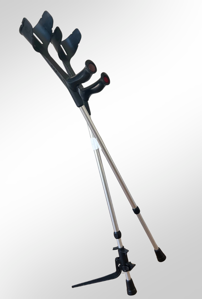 Zwei Krücken stehen frei im Raum dank der patentierten Krückenstütze KrückenBuddy und der Krückenklemme