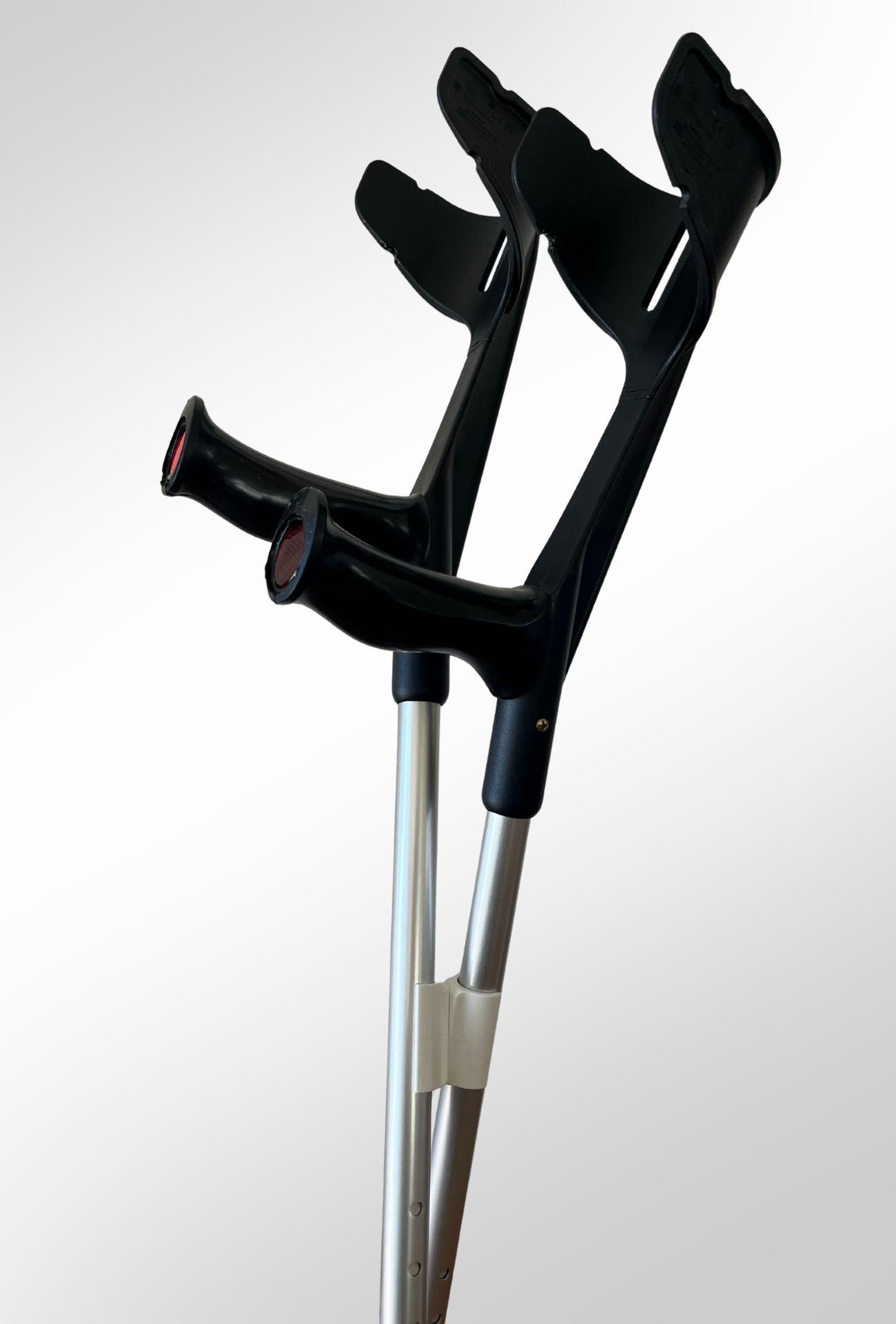 KrückenBuddy Krückenklemme hält zwei Krücken zusammen, damit sie mit einem KrückenBuddy fest auf dem Boden stehen