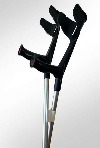 KrückenBuddy Krückenklemme hält zwei Krücken zusammen, damit sie mit einem KrückenBuddy fest auf dem Boden stehen