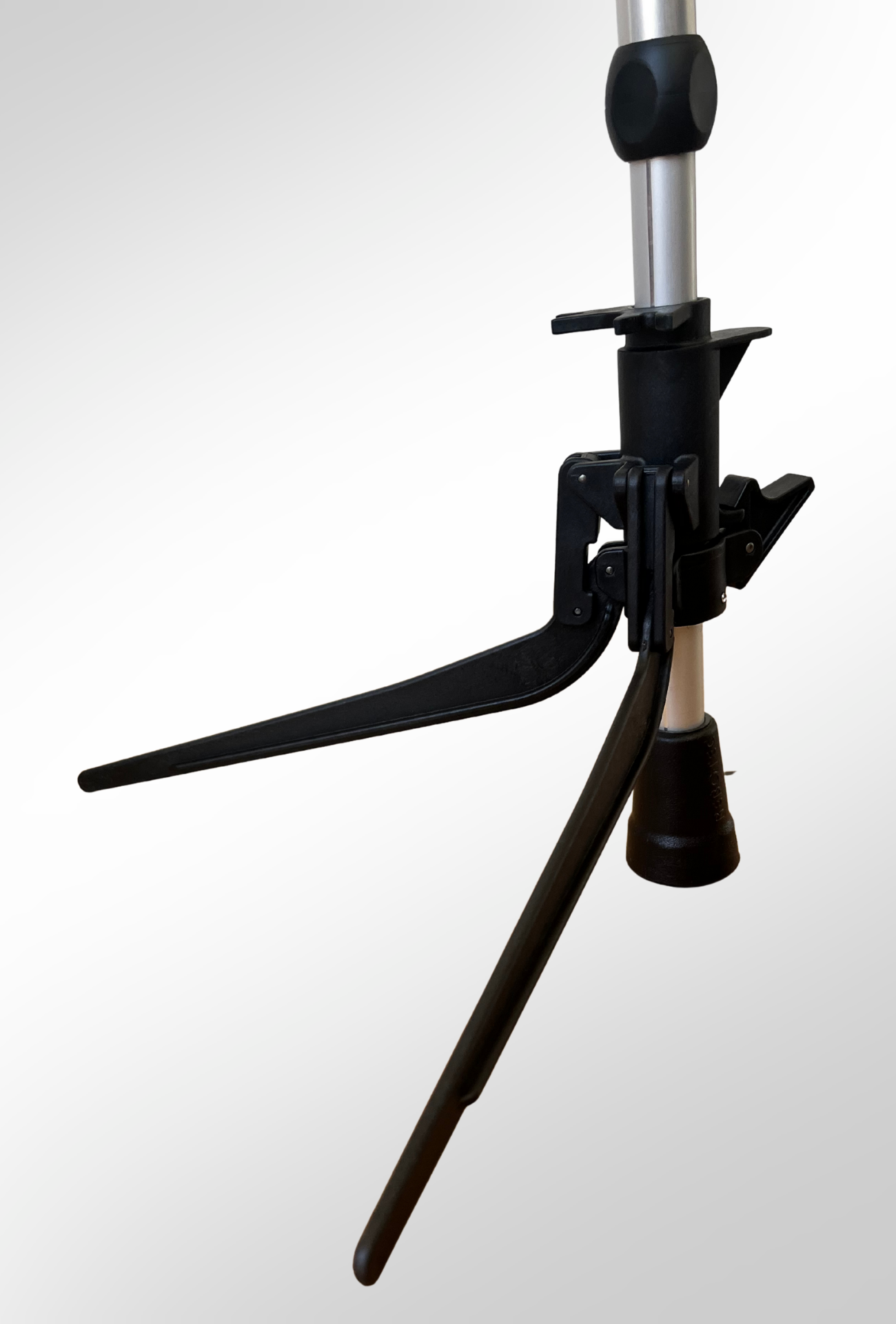 Einzelne ausgeklappte KrückenBuddy Krückenstütze montiert an einer Krücke